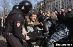 Коррупцияға қарсы Мәскеуде болған митингіде полицияның наразы азаматты ұстап жатқан сәті. 26 наурыз 2017 жыл.