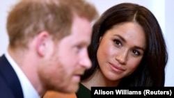 Cuplul Harry-Meghan iese din constrîngerile fără sens ale regalității și trece într-un show mult gustat