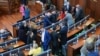 Deputetë në sallën e seancave të Kuvendit të Kosovës. Fotografi nga arkivi.