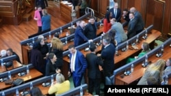 Deputetë në sallën e seancave të Kuvendit të Kosovës. Fotografi nga arkivi.