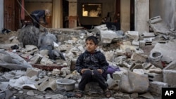 Cогушта үй-жайсыз калган бала.