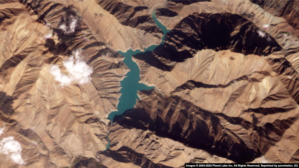 Diga Amir Kabir: E ndërtuar në lumin Karaxh në Malet Alborz, diga furnizon me ujë Teheranin, prodhon rrymë dhe ndihmon në kontrollimin e vërshimeve sezonale.