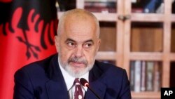 Premierul albanez Edi Rama este un apropiat al prim-ministrei italiene, Giorgia Meloni. Jurnaliștii de la RAI cred că asta nu-i dă dreptul să se amestece în munca lor. 