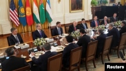 Трамп и члены его администрации на ужине с лидерами стран Центральной Азии после саммита в формате «С5+1». Вашингтон, 6 ноября 2025 года