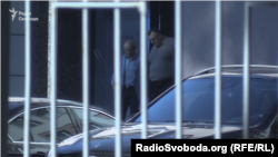 Анатолій Шкрібляк (ліворуч) та Сергій Міщенко (праворуч) виходять із одного зі столичних бізнес-центрів 6 червня 2018 року