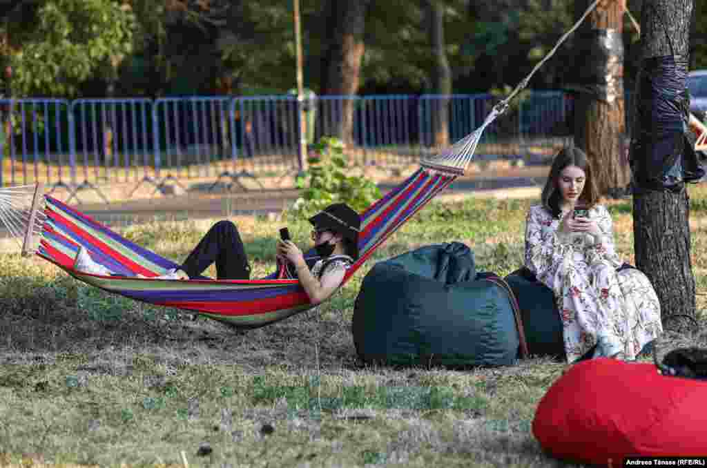 Două tinere se relaxează înaintea concertului de operă organizat cu ocazia galei extraordinare de deschidere a festivalului &bdquo;Promenada Operei&rdquo;.