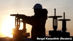 Rusia urmează să piardă din sumele încasate pentru petrol pe măsură ce embargoul european începe să se aplice. (Foto: Conductă de petrol din Kogalim, Siberia, 2016)