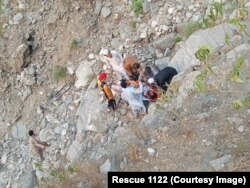 په کوهستان کې له غره کندې ته لوېدلی موټر - انځور جون ۲۰ کال ۲۰۲۵ز