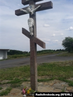 Поклінний хрест у Розсипне з квітами від українців