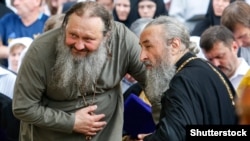 Справа наліво: голова УПЦ (Московського патріархату) митрополит Онуфрій (Березовський) і намісник Києво-Печерської лаври митрополит УПЦ (Московського патріархату) Павло (Лебідь). Київ, 27 липня 2016 року