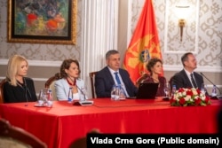 Ministri Radunoviq me bashkëpunëtorët e tij, në konferencën ku paraqiti propozimin për referendum.