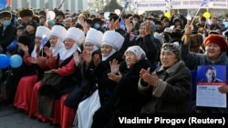 Президенттикке талапкер Садыр Жапаровдун үгүт жыйынына чогулган эл. Токмок шаары. 30-декабрь, 2021-жыл. 

