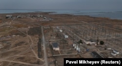 Snimak drona prikazuje električnu trafostanicu i selo Ulken uoči referenduma o izgradnji nuklearne elektrane u Almatinskoj oblasti, Kazahstan, 5. oktobra 2024. godine.