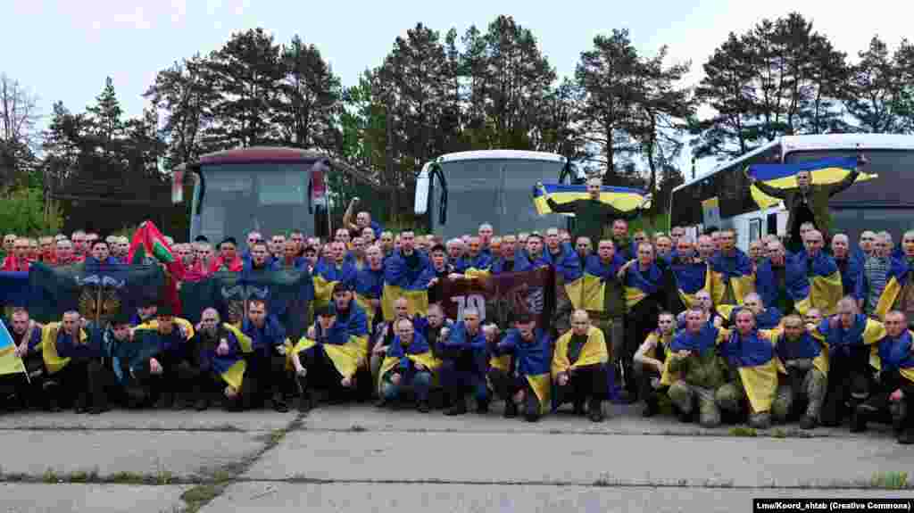 Українські захисники після повернення з російського полону.«Сьогодні Україна повернула 205 воїнів. Молоді хлопці й дорослі чоловіки з майже всіх видів і родів військ. Захисники Маріуполя та оборонці всієї лінії фронту», – повідомив президент України Володимир Зеленський