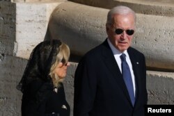 Бывший президент США Джо Байден и его жена Джилл Байден перед траурной мессой папы Франциска в Ватикане, 26 апреля 2025 года