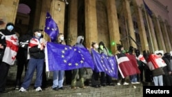 Susținătorii partidelor de opoziție din Georgia protestează la Tbilisi împotriva deciziei guvernului de a suspenda negocierile de aderare la Uniunea Europeană. 2 decembrie 2024. 