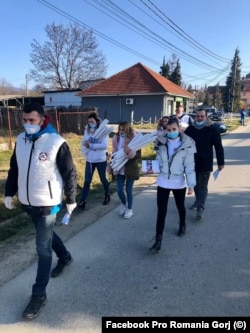 Calendare distribuite de Pro România în campania de la parlamentare. Imagine din județul Gorj