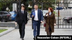 Trei reprezentanți ai fracțiunii parlamentare „Democrația Acasă” merg la consultări cu președinta Maia Sandu în privința desemnării lui Alexandru Munteanu la funcția de prim-ministru, Chișinău, 23 octombrie 2025