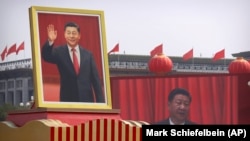  Величезні портрети президента Китаю Сі Цзіньпіна під час параду з нагоди 70-ї річниці заснування комуністичного Китаю. Пекін, Китай. 1 жовтня 2019 року 