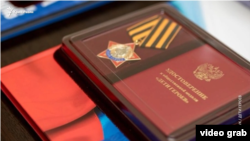 Медаль «Дети героев», которую вручают в Крыму детям, чьи отцы погибли, воюя против Украины (скриншот из видео)