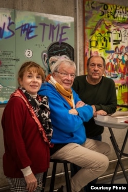 Алла Эбель и Виктор Ерофеев. Вечер в Пражском книжном клубе. 3 декабря 2025. Фото: Злата Онищенко.