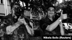 Branimir Glavaš, u čijem je procesu za ratne zločine u Hrvatskoj nad Srbima ključni svedok bio Krunoslav Fehir, desno na fotografiji sa vojnikom koji drži raketni bacač, u Osijeku, avgust 1991. godine