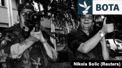 Në të djathtë të fotografisë është Branimir Gllavash, në gjyqin e të cilit për krime lufte në Kroaci kundër serbëve ishte dëshmitari kyç, Krunosllav Fehir. Osijek, gusht 1991.