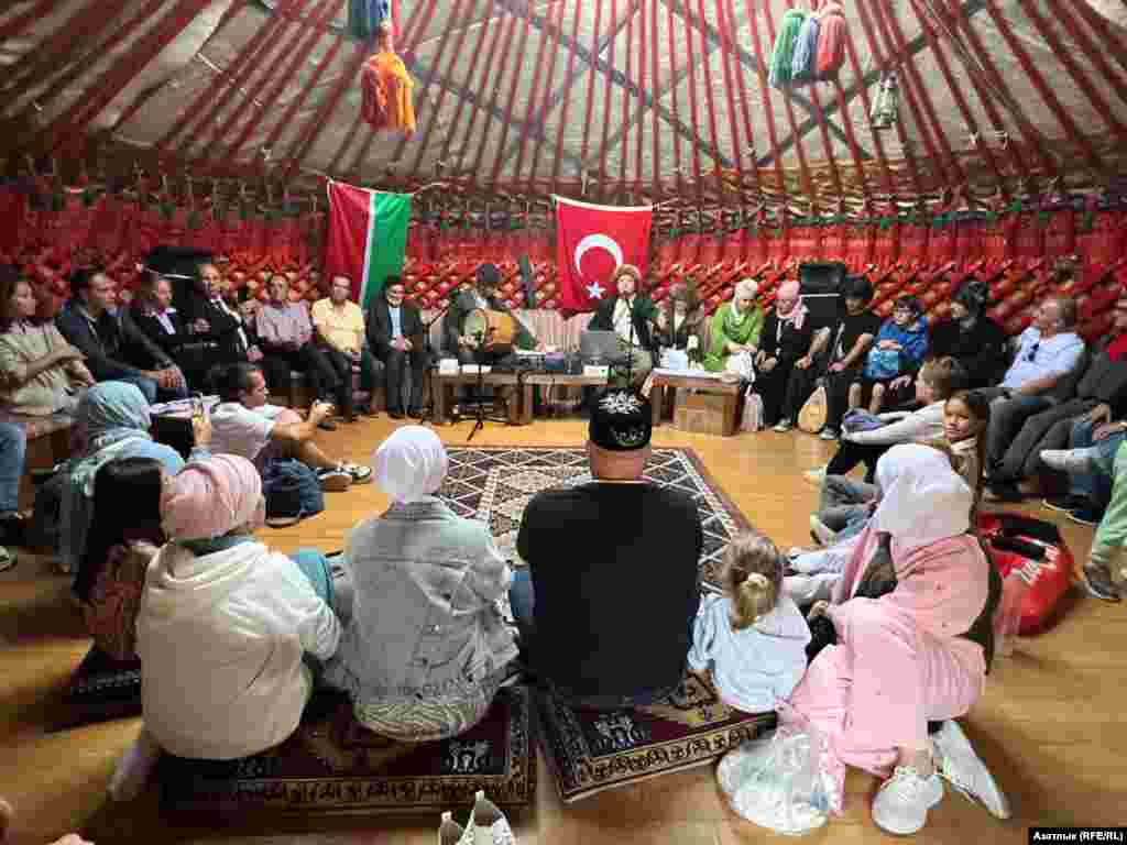 Татар тирмәсенә кеше сыеп бетмәде. Оештыручылар әйтүенчә, "Алпар"ның концертын 70ләп кеше карады.