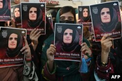 د ډاکټرې ماهرنګ بلوڅې د خوشي کولو لپاره په وار وار احتجاجونه شوي دي.