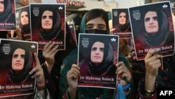 د ډاکټرې ماهرنګ بلوڅې د خوشي کولو لپاره په وار وار احتجاجونه شوي دي. 