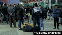 Сүрөттө: Москвага бараткан тажик мигранттары.