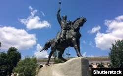 Пам'ятник Петру Сагайдачному в Києві. Петро Конашевич-Сагайдачний (близько 1582–1622) – український полководець, політичний діяч, гетьман реєстрового козацтва. Організатор успішних походів запорозьких козаків проти Московського царства, Кримського ханства та Османської імперії. Народився в селі Кульчиці (нині Самбірський район Львівської області)