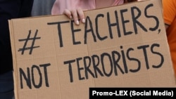 Afiș de la protestul profesorilor de la liceele „Orizont”