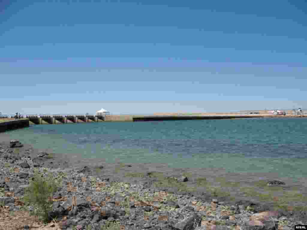 Кок-Аральская плотина стала первым крупным успешным проектом по спасению Арала.  - Кок-Аральская плотина стала первым реальным спасением Арала. 