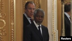 Kofi Annan a fost secretar general al ONU în timpul căruia a fost adoptată rezoluția R2P. El a avut de mai multe ori discuții diplomatice cu actualul ministru de externe rus, Serghei Lavrov.