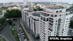 ​Офіційно Слюсарєв зареєстрований в елітному багатоквартирному будинку у центрі Харкова, де має трикімнатну квартиру