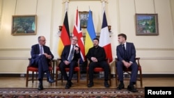 عکس گروهی روز دوشنبه (از راست به چپ): امانوئل مکرون، رئیس‌جمهور فرانسه، ولودیمیر زلنسکی، رئیس‌جمهور اوکراین، کی‌یر استارمر، نخست‌وزیر بریتانیا، و فریدریش مرتس، صدراعظم آلمان
