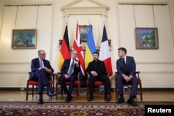 Fridrih Merc, Kir Starmer, Volodimir Zelenski i Emanuel Makron u Londonu, 8. decembar 2025.