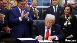 Președintele SUA, Donald Trump, înconjurat de alți lideri republicani în Biroul Oval, miercuri seară. 