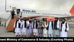 د طالبانو د صنعت او سوداګرۍ سرپرست وزیر نور الدین عزیزي (له کیڼ لوري څلورم) له خپل پلاوي سره د کابل پر هوايي ډګر - د اپرېل ۱۶مې انځور. 