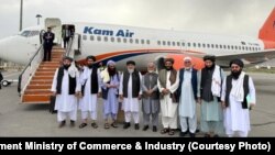 د طالبانو د صنعت او سوداګرۍ سرپرست وزیر نور الدین عزیزي (له کیڼ لوري څلورم) له خپل پلاوي سره د کابل پر هوايي ډګر - د اپرېل ۱۶مې انځور.