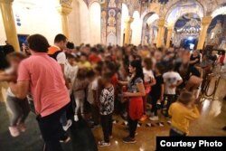 Djeca ljube relikvije u hramu SPC-a u Baru