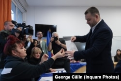 Ciprian Ciucu, candidatul PNL la alegerile pentru primarul general al Capitalei, votează la o secție din București, 7 decembrie 2025.