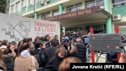 Studenti ulaze u zgradu Fakulteta tehničkih nauka kako bi je blokirali, 9. decembar 2024.