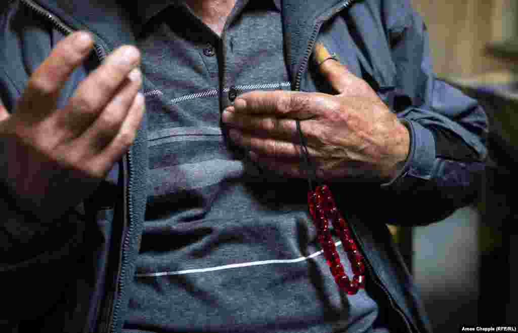 После ухода Али грек Георгиос Каларас перебирает свои четки и говорит журналисту Радио Свобода, что вряд ли его деревня сможет принять еще больше беженцев: "У нас не такая сильная экономика, как в Германии, - нам самим не хватает рабочих мест".