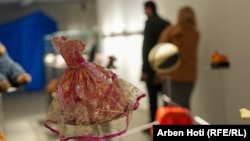 Eksponate e fotografi të ndryshme, të ekspozuara në Muzeun e Fëmijëve të Luftës në Prishtinë.