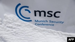 په میونېښ کې د امنیتي غونډې له تالار سره پر لوحې واوره پرته ده - د فبرورۍ ۱۴مې انځور.