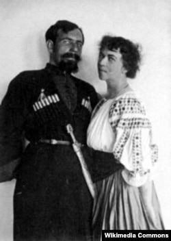 Павел Дыбенко жубайы Александра Коллонтай менен.