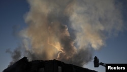 Forțele rusești au lansat, pentru a doua zi consecutivă, atacuri asupra orașului Zaporojie, din sudul Ucrainei. Imagine cu explozie după atacul de duminică spre luni.