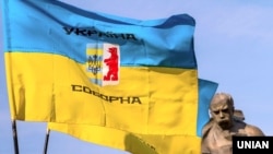 Прапори біля пам’ятника Тарасу Шевченку під час Маршу національної єдності до Дня захисника України. Ужгород, 14 жовтня 2017 року 